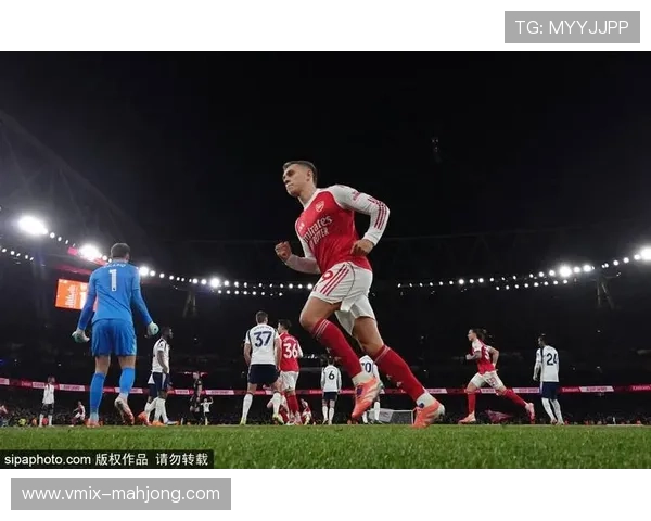 基米希过顶长传助攻卡尔铲射，拜仁半场1-1扳平阿森纳